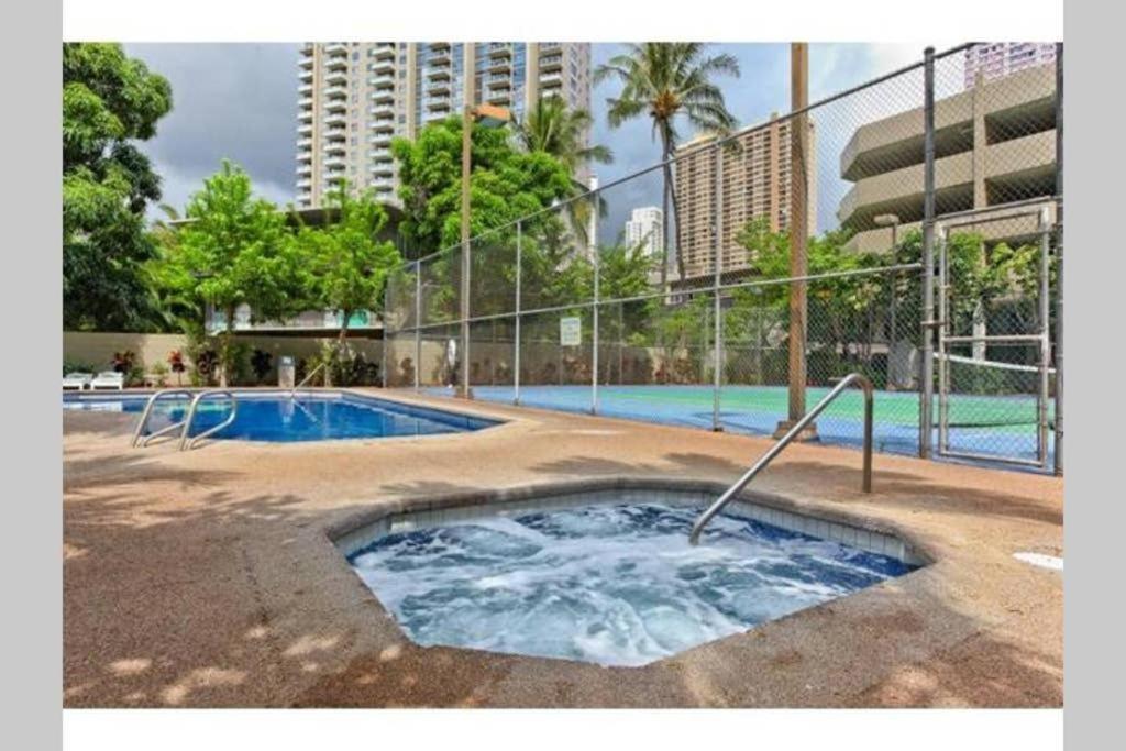 Waikiki Studio Steps To Beach-Mall Free Parking-Wifi Honolulu Bagian luar foto